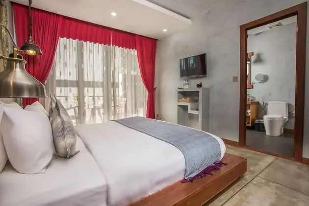 Deluxe King Suite with Pool View - Free pick up