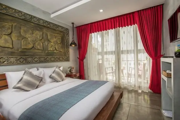 Deluxe King Suite with Pool View - Free pick up