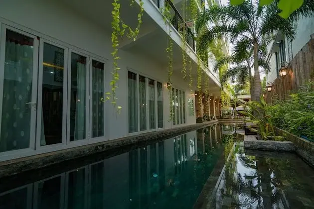 Deluxe King Suite with Pool View - Free pick up