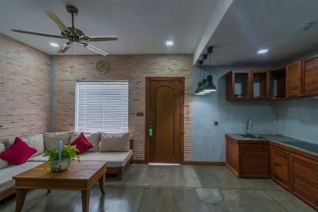 Deluxe King Suite with Pool View - Free pick up