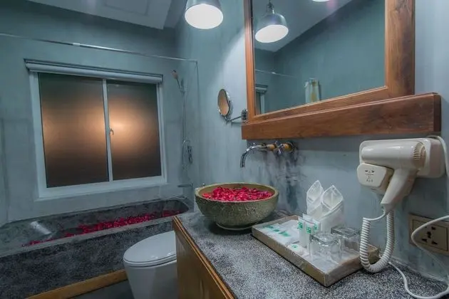 Deluxe King Suite with Pool View - Free pick up