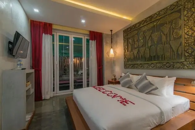 Deluxe King Suite with Pool View - Free pick up