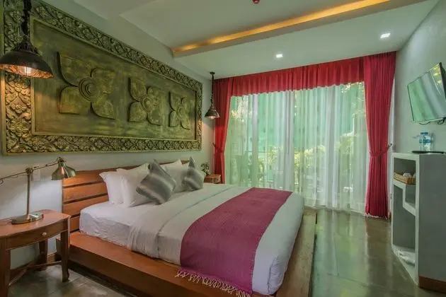 Deluxe King Suite with Private Balcony - Free Pick-up