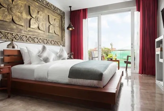 Deluxe King Suite with Private Balcony - Free Pick-up