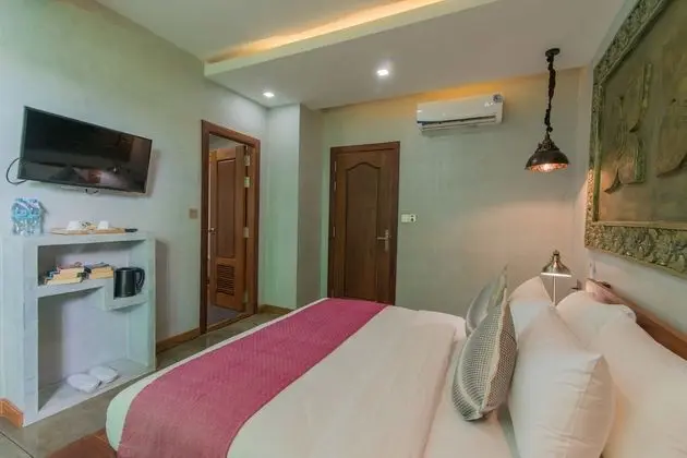 Deluxe King Suite with Private Balcony - Free Pick-up