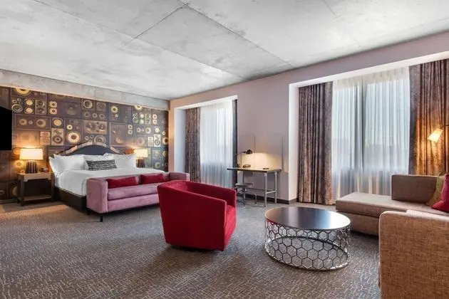 Süit, 1 En Büyük (King) Boy Yatak ve Çekyat, Engellilere Uygun, Sigara İçilmez (Roll-In Shower)