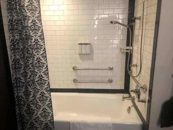 Oda, 2 Büyük (Queen) Boy Yatak, Engellilere Uygun, Sigara İçilmez (Accessible Tub)