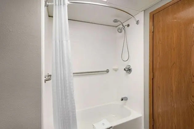 Oda, 1 En Büyük (King) Boy Yatak, Engellilere Uygun, Sigara İçilmez (mobility, Tub w/Grab Bars)