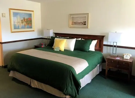 1 King Bed w/Balcony, 3rd Floor, No Pets
