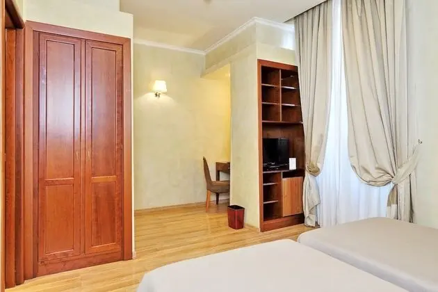 Büyük Yataklı Tek Kişilik Oda