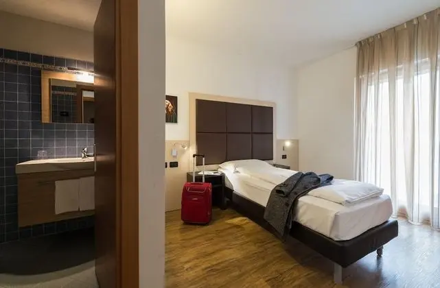 Büyük Yataklı Tek Kişilik Oda