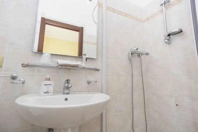 Üç Kişilik Oda, Veranda, Bahçe Manzaralı