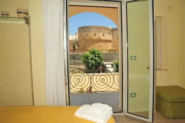 Tek Büyük veya İki Ayrı Yataklı Oda, Küçük Mutfak