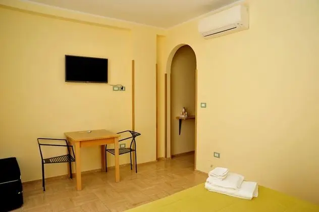 Tek Büyük veya İki Ayrı Yataklı Oda, Küçük Mutfak (terrazza)