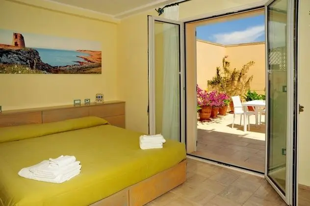 Tek Büyük veya İki Ayrı Yataklı Oda, Küçük Mutfak (terrazza)
