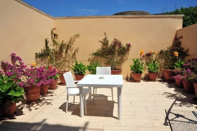 Tek Büyük veya İki Ayrı Yataklı Oda, Küçük Mutfak (terrazza)