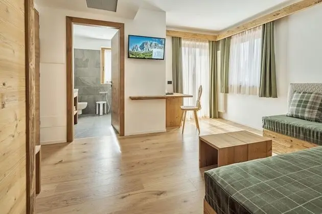 Classic Süit, 1 En Büyük (King) Boy Yatak, Balkon, Dağ Manzaralı (Cristallo/Croda)