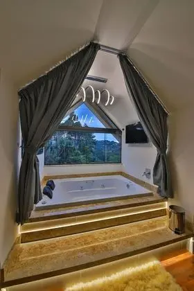 Luxury Tek Büyük Yataklı Oda, Sıcak Su Havuzu