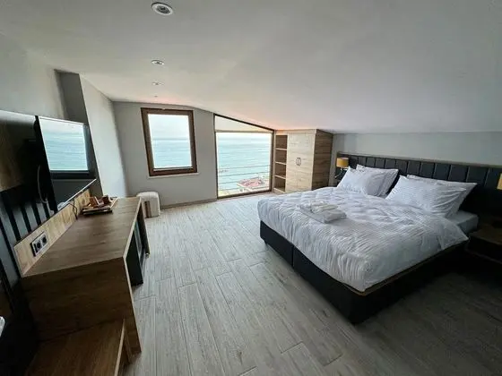 Deniz Manzaralı Çatı Katı Oda
