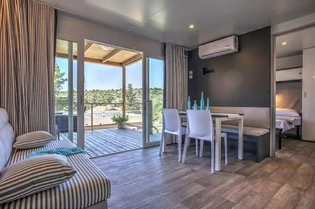 Deluxe Karavan, 2 Yatak Odası, Teras, Bahçe Manzaralı