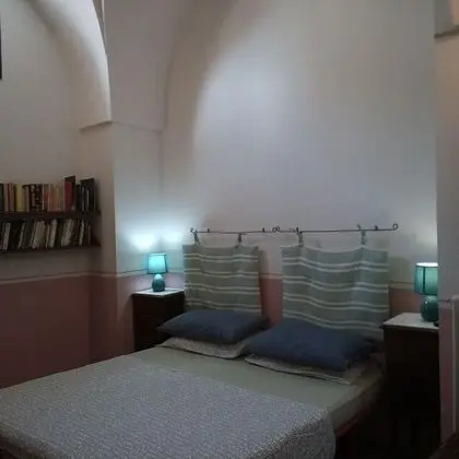 Tek Büyük Yataklı Oda, Ortak Banyo (Arancio)