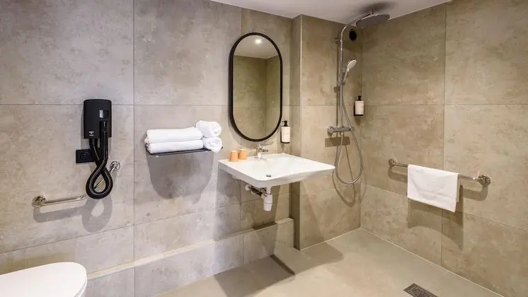 Engellilere uygun banyo