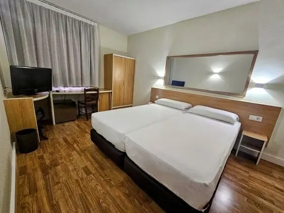 Büyük Yataklı Tek Kişilik Oda