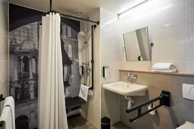 Engellilere uygun banyo