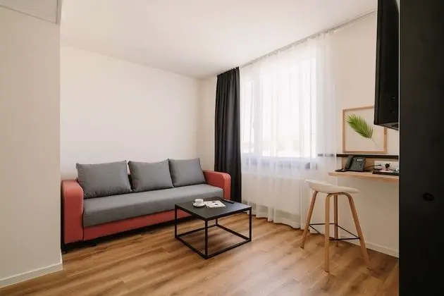 Süit, 1 Çift Kişilik Yatak ve Çekyat