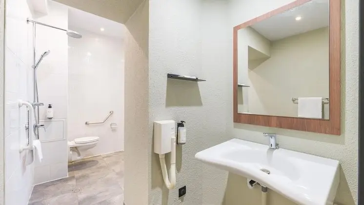 Engellilere uygun banyo