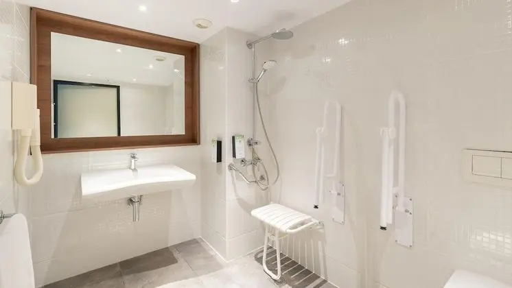 Engellilere uygun banyo