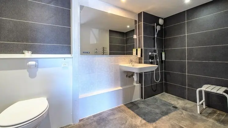 Engellilere uygun banyo