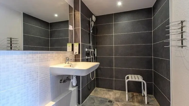 Engellilere uygun banyo