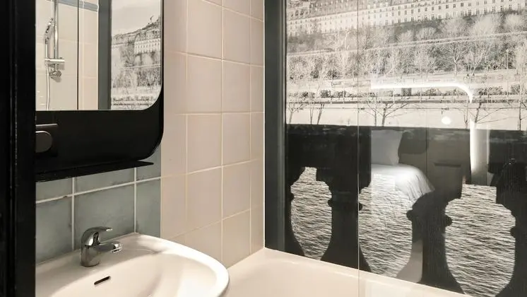 Engellilere uygun banyo