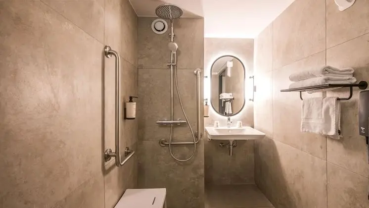 Engellilere uygun banyo