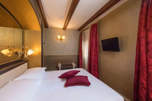 Classic Tek Büyük veya İki Ayrı Yataklı Oda