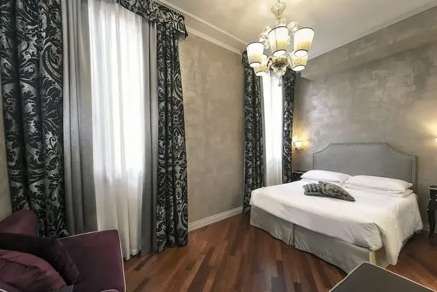 Superior Tek Büyük Yataklı Oda (with extra bed)