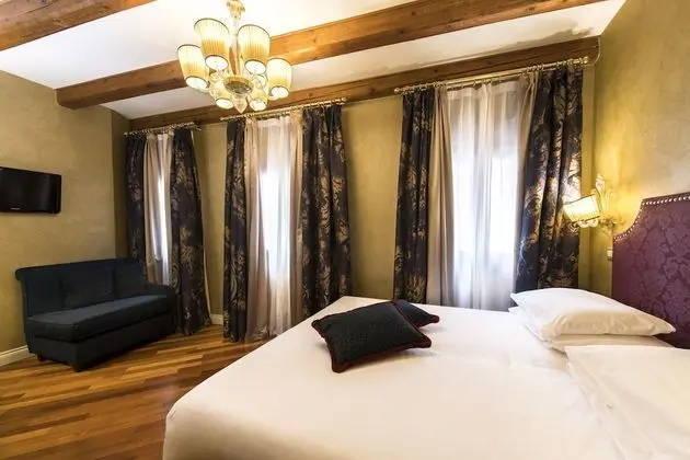 Superior Tek Büyük Yataklı Oda (with extra bed)