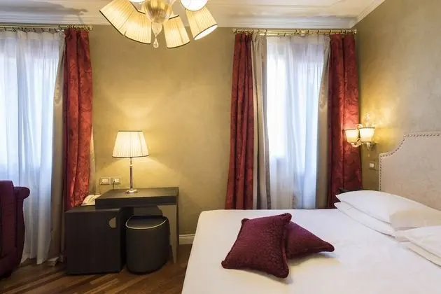 Superior Tek Büyük Yataklı Oda (with extra bed)