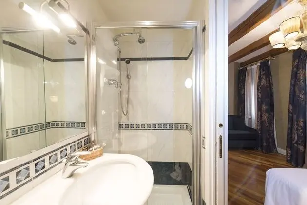 Superior Tek Büyük Yataklı Oda (with extra bed)