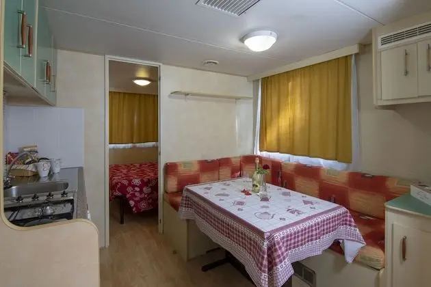 Karavan, 2 Yatak Odası, Küçük Mutfak (Shell)