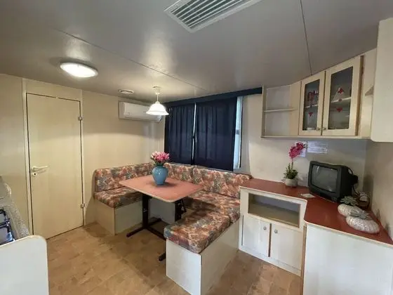 Standard Karavan, Teras