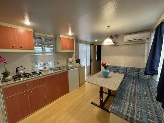 Superior Karavan, Teras