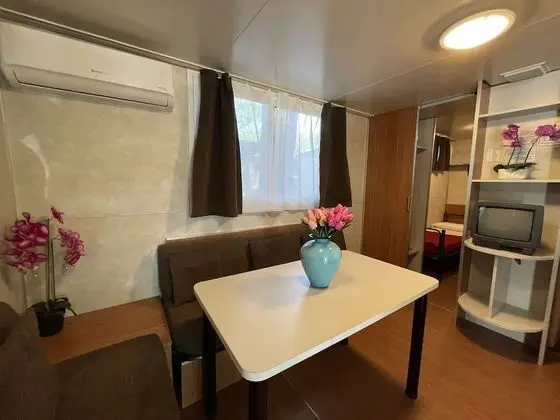 Superior Karavan, Teras