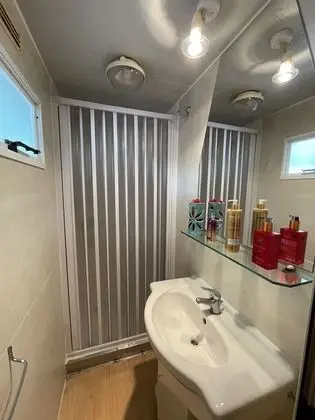 Superior Karavan, Teras