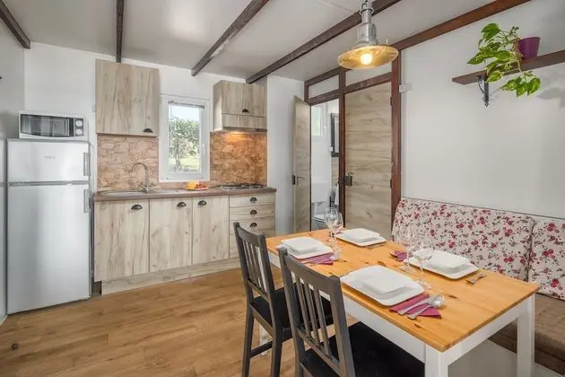 Deluxe Karavan, Teras