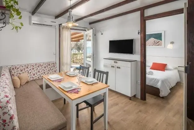 Deluxe Karavan, Teras