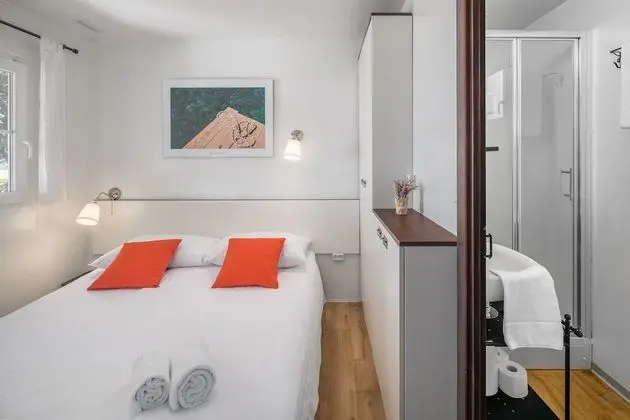 Deluxe Karavan, Teras