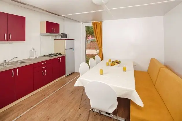 Superior Karavan, Teras