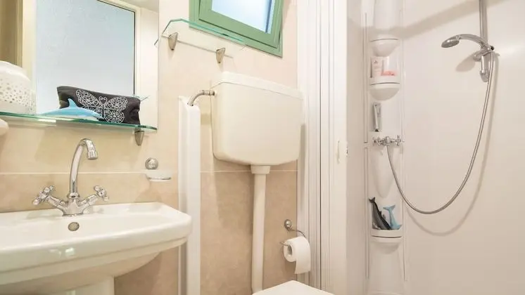 Standard Karavan (5 People with Air Conditioning)